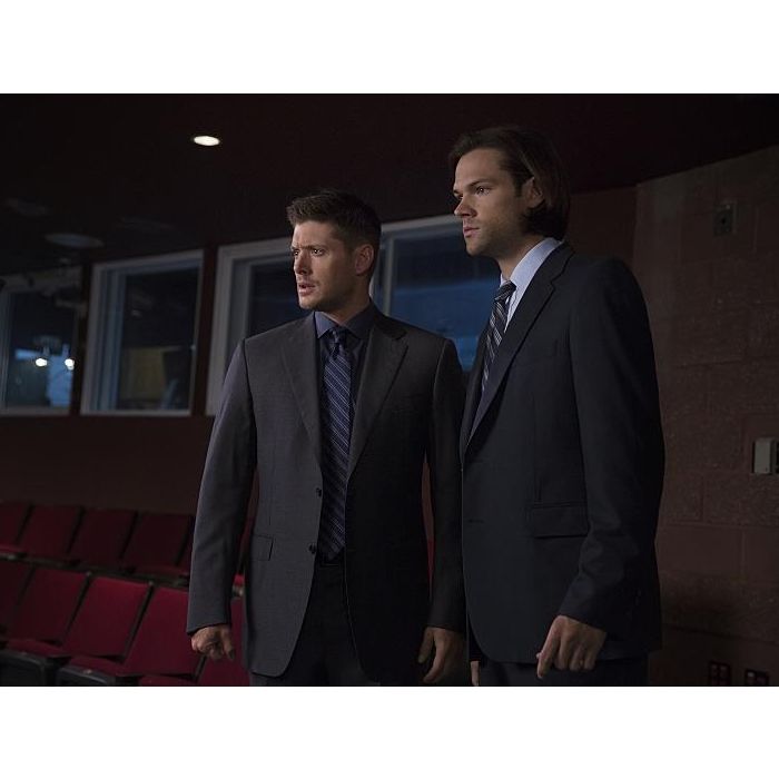 Dean (Jensen Ackles) e Sam (Jared Padalecki) ficam chocados com a pe&amp;ccedil;a de teatro em &quot;Supernatural&quot; 