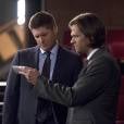  Em "Supernatural", Dean (Jensen Ackles) e Sam (Jared Padalecki) v&ecirc;em algo intrigante no celular 