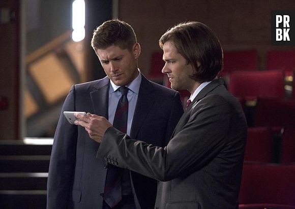 Em "Supernatural", Dean (Jensen Ackles) e Sam (Jared Padalecki) vêem algo intrigante no celular