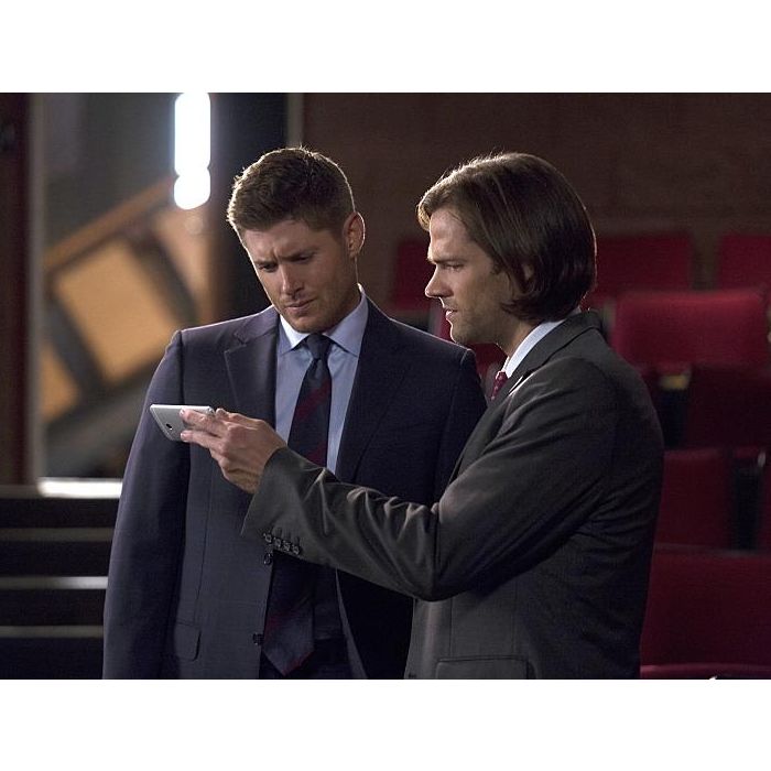  Em &quot;Supernatural&quot;, Dean (Jensen Ackles) e Sam (Jared Padalecki) v&amp;ecirc;em algo intrigante no celular 