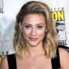 Lili Reinhart fica confusa ao ver cartaz de filme com Sarah Gadon