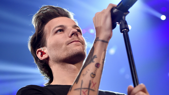 Louis Tomlinson se irrita com repórter que duvidou da sua sexualidade!