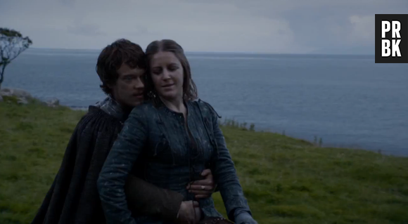 Theon Greyjoy bulinando sua irmã Yara