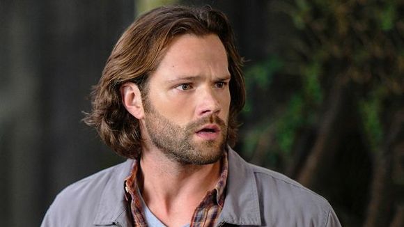 Fãs de "Supernatural" estão divididos após Jared Padalecki brigar em um bar e ser preso