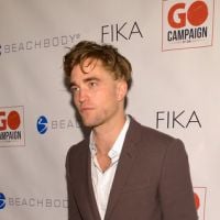 Robert Pattinson aparece com corte de cabelo bizarro em evento. Veja!