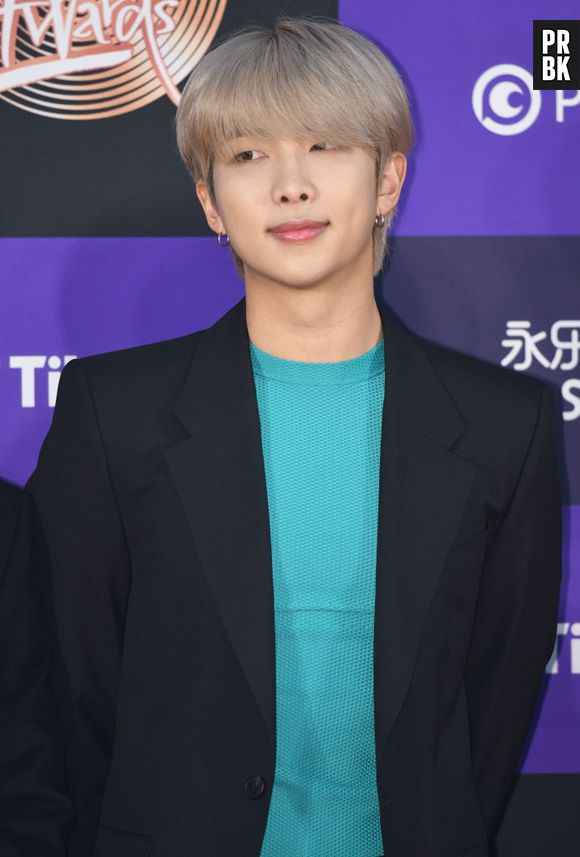 RM, o líder do BTS, co-produziu e co-escreveu "Black Swan", o primeiro single da era "MAP OF THE SOUL: 7"