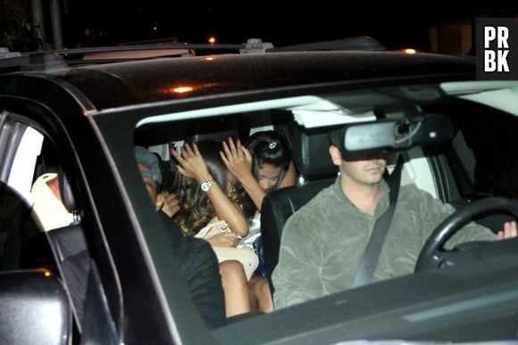 No carro com Justin Bieber, garotas rumam ao hotel Copacabana Palace