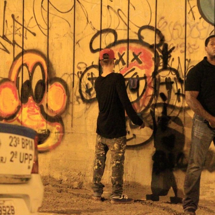 Justin Bieber grafita um muro no Rio de Janeiro e depois briga com fotógrafos