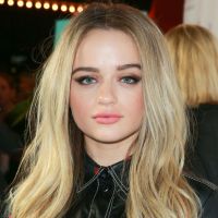 E a Joey King que montou um quadro com looks para ficar em casa na quarentena?