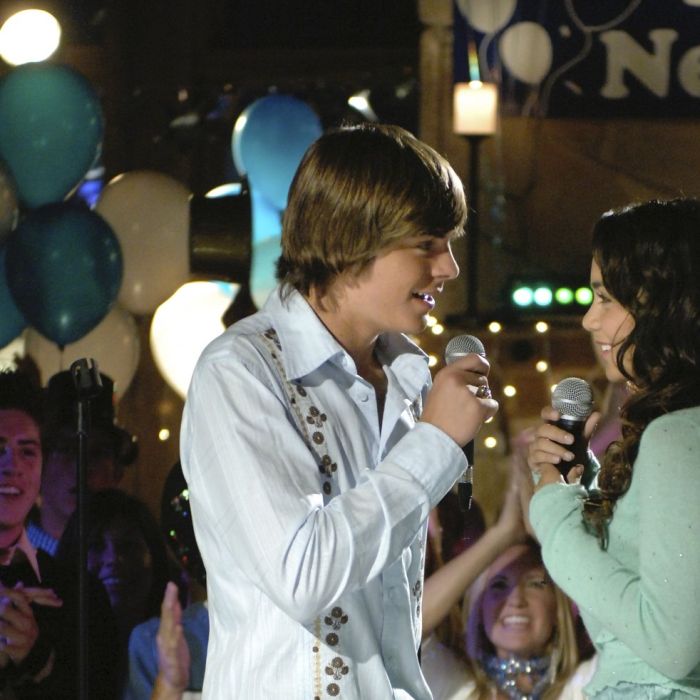 &quot;High School Musical&quot; estreou no Disney Channel do Brasil dia 3 de dezembro de 2006 e é protagonizado por Zac Efron (Troy Bolton) e Vanessa Hudgens (Gabriella Montez)