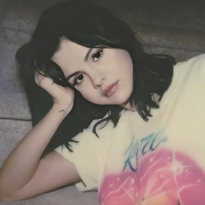 Selena Gomez lança três músicas novas e assunto fica entre os mais comentados do Twitter