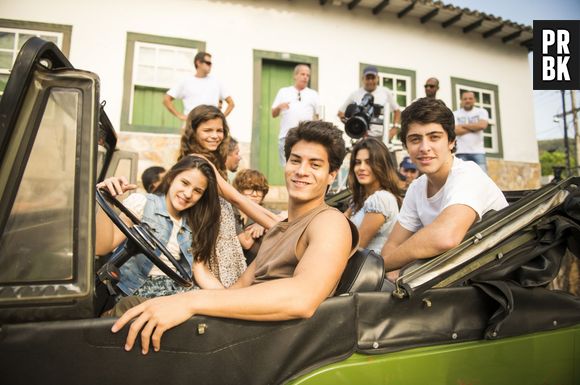 Julia Dalavia, Arthur Aguiar e Eike Duarte posam com os atores mirins nas gravações de "Em Família"