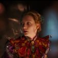 "Alice Através do Espelho": qual look usado pela Alice (Mila Wasikowska) mais combina com você? Responda o teste e descubra