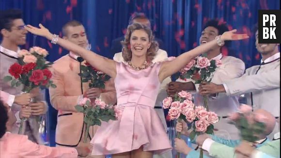 Fernanda Lima abriu o "Amor & Sexo" cantando Roberto Carlos!