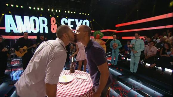 "Amor & Sexo" teve direito a beijo gay e encontro de Fernanda Lima com Rodrigo Hilbert!