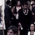  Em "Pretty Little Liars", as protagonistas v&atilde;o ao funeral de Mona (Janel Parrish) 