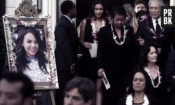 Em "Pretty Little Liars", as protagonistas vão ao funeral de Mona (Janel Parrish)