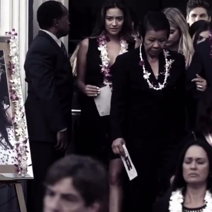  Em &quot;Pretty Little Liars&quot;, as protagonistas v&amp;atilde;o ao funeral de Mona (Janel Parrish) 