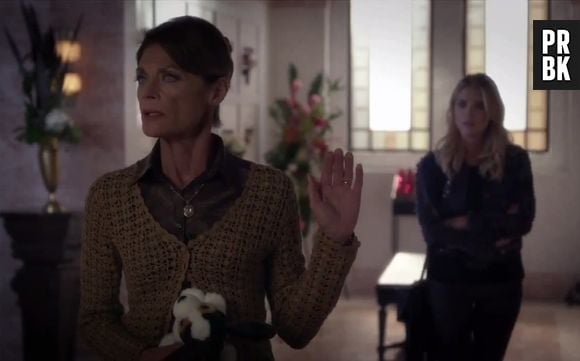 A Sra. Grunwald (Meg Foster) aparece em "Pretty Little Liars"