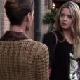  A Sra. Grunwald (Meg Foster) tenta impedir Alison (Sasha Pieterse) de fazer besteira em "Pretty Little Liars" 