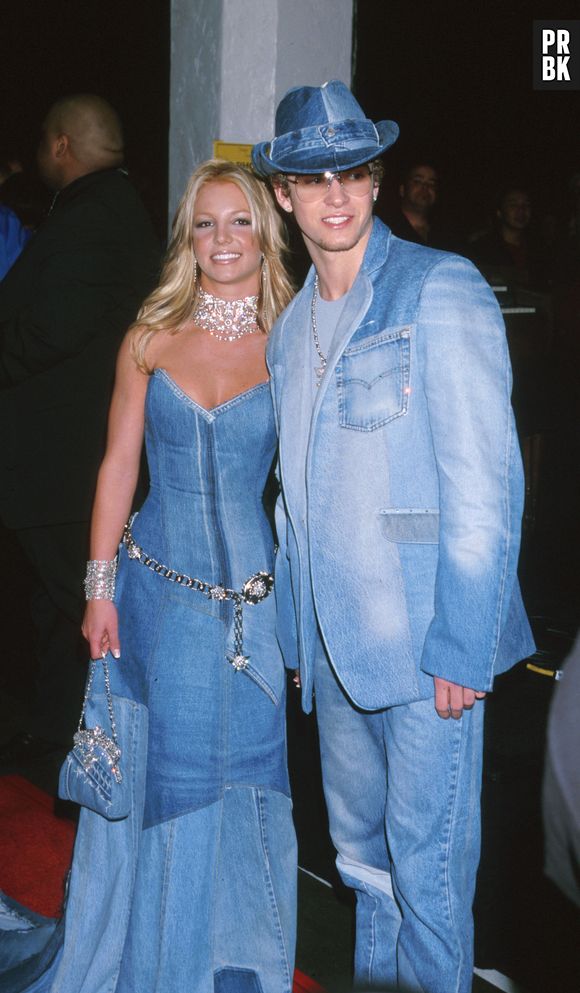 Brtney Spears e Justin Timberlake no American Music Awards, em 2001