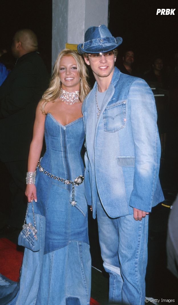 Brtney Spears e Justin Timberlake no American Music Awards, em 2001