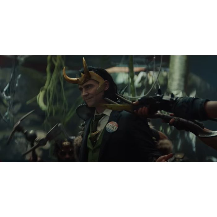 Loki aparece com broche escrito &quot;Vote Loki&quot; em novo trailer
