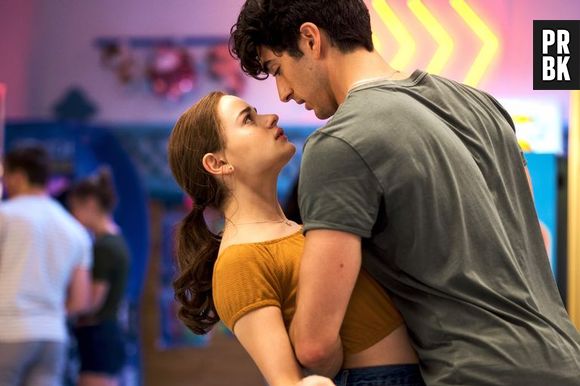Em "A Barraca do Beijo 2", Elle (Joey King) quase se envolveu com Marco (Taylor Zakhar Perez)