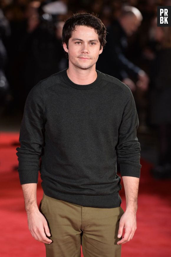 Dylan O'Brien aparece abraçado à suposta nova namorada e foto repercute na internet