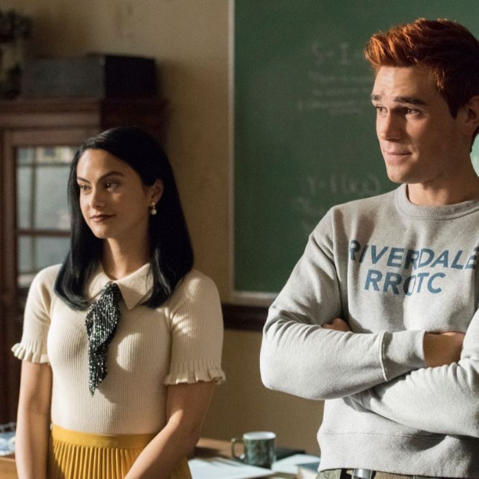 &quot;Riverdale&quot;  não vai mostrar Archie pela faculdade e tudo recomeça quando ele chama seus antigos amigos para ajudá-lo a salvar a cidade 