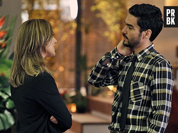 José Pedro transou com a primeira no cômodo ao lado onde estava o corpo do seu pai, José Alfredo, que forjou a própria morte em "Império"