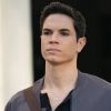A relação entre o professor Rafa Caparros (Jason Gotay) e Max Wolfe (Thomas Doherty) passa dos limites no reboot de "Gossip Girl"