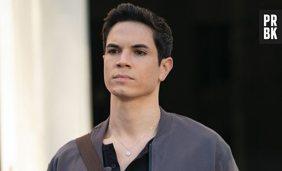 A relação entre o professor Rafa Caparros (Jason Gotay) e Max Wolfe (Thomas Doherty) passa dos limites no reboot de "Gossip Girl"
