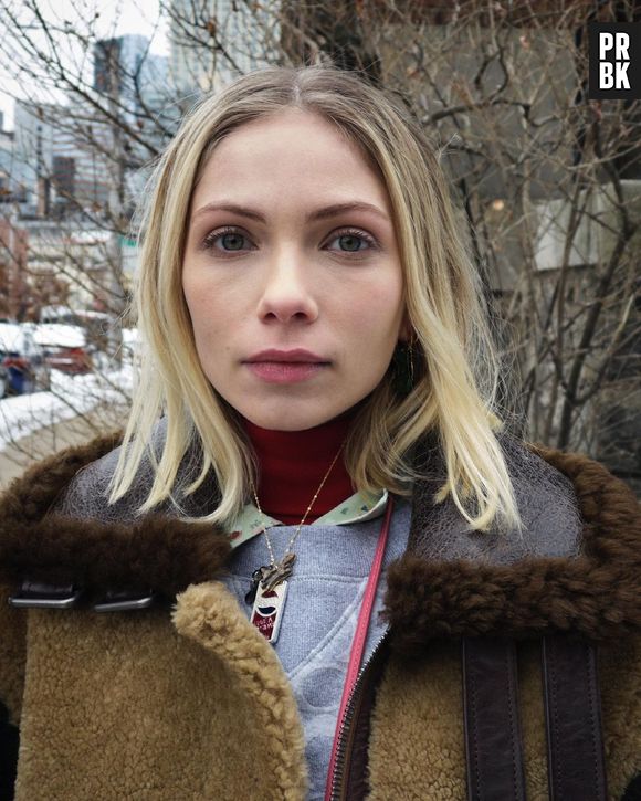 A atriz que interpreta a professora Kate Keller, Tavi Gevinson, tem 25 anos e é mais nova que a atriz que interpreta Julien (Jordan Alexander), que é sua aluna no reboot de "Gossip Girl"