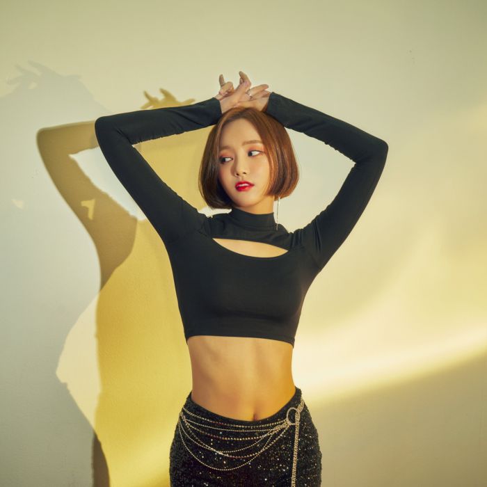   Yeonwoo, ex-integrante do MOMOLAND, foi uma das idols que precisou de uma pausa em 2019  
     