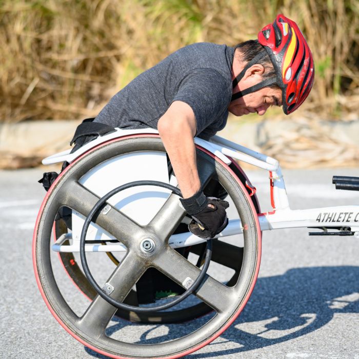 Dentre os 260 atletas paralímpicos estão pessoas sem deficiência que atuam como guias,   goleiros, calheiros e timoneiros  