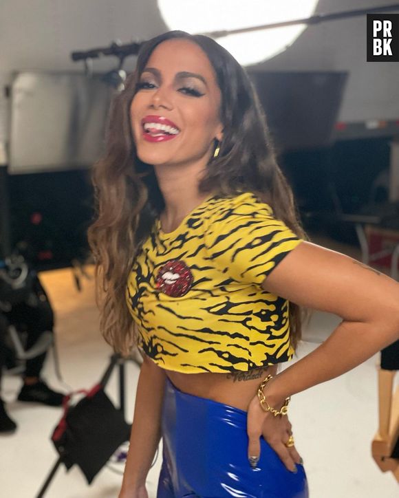 Anitta também mantém receita de fazer o que todo mundo gosta: "Se eu fizer só aquelas loucuras, não dá certo. Então eu faço os dois lados..."