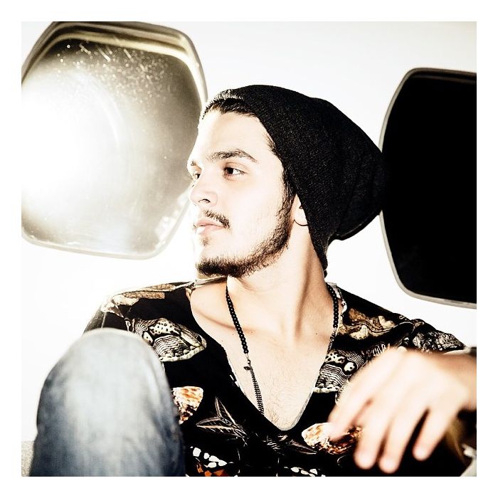  J&amp;aacute; em maio, Luan Santana apareceu com a barba por fazer e um visual mais adulto em foto compartilhada no Instagram 