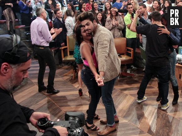Luan Santana e Caio Castro dançaram com fãs, durante gravação do programa "Altas Horas"