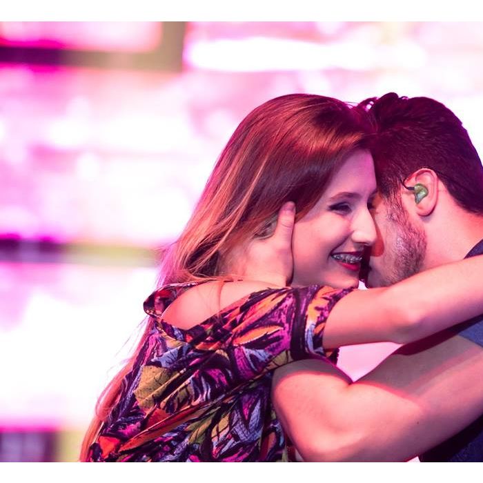  Luan Santana deu um beij&amp;atilde;o em uma f&amp;atilde; em seu palco durante um show no Rio de Janeiro, em outubro 