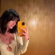 Bruna Marquezine faz selfie no espelho em Paris e exibe decote de vestido de tricot