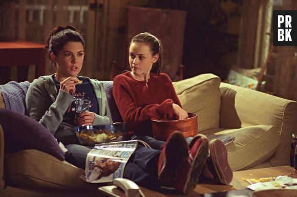 "You" é uma trama cheia de suspenses e grandes reviravoltas. Já "Gilmore Girls" é uma série bem família sobre a relação entre mãe e filha. Então o que as duas histórias podem ter em comum?