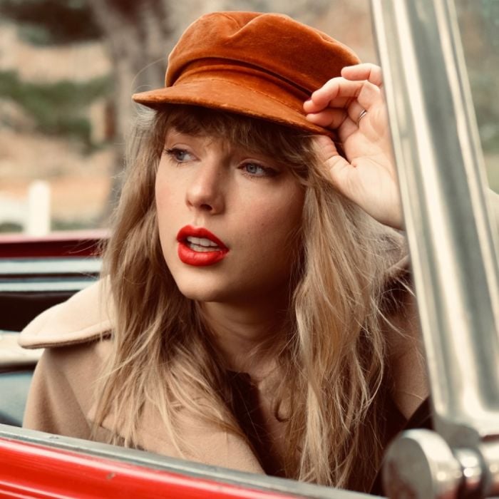  Taylor Swift lançou o &quot;Red (Taylor&#039;s Version&quot; nesta sexta-feira (12). O disco é visto por muitos fãs da cantora como o projeto mais pessoal da loirinha e o álbum que contém as melhores composições de Swift 