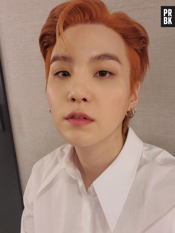 Suga, do BTS, arrasou com cabelo ruivo no AMAs 2021