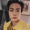 Jin, do BTS, também postou selfie com o prêmio