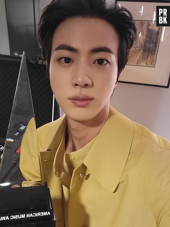 Jin, do BTS, também postou selfie com o prêmio