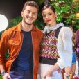 Camila Queiroz e Klebber Toledo continuam em "Casamento às Cegas Brasil"