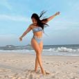 Larissa Manoela usa biquíni com top regular e calcinha asa-delta na praia