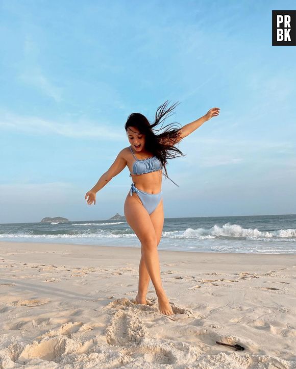 Larissa Manoela usa biquíni com top regular e calcinha asa-delta na praia