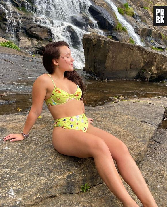 Larissa Manoela aposta em biquíni com estampa de estrela do mar